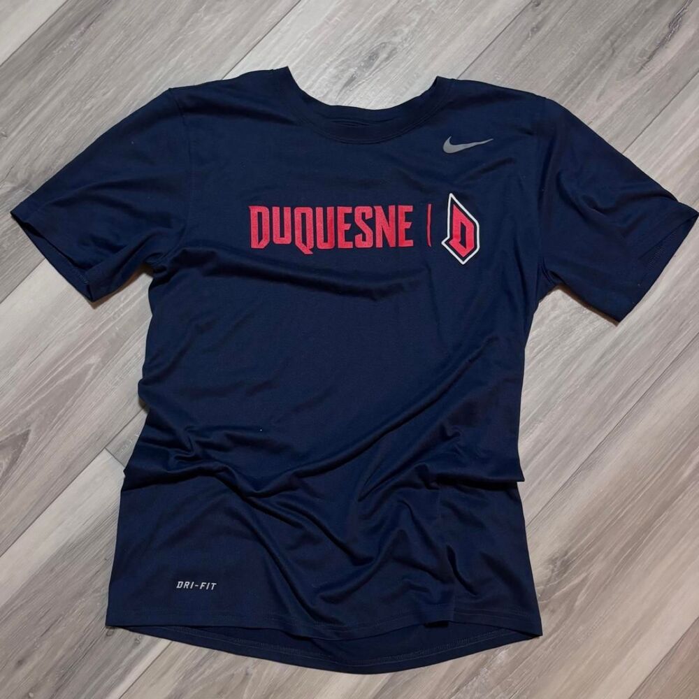 Nike Men's Navy and Blue T-shirt